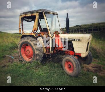 Einen alten Traktor in einem Feld zu Abereiddy in West Wales. Stockfoto