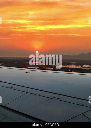 Luftaufnahme von Salt Lake City in Utah bei Sonnenuntergang von einem Flugzeug, mit Flügel in Aussicht Stockfoto