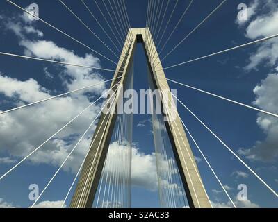 Symmetrisches architektonisches Detail des Turms und der Hängekabel der Arthur Ravenal Jr. Brücke, die den Cooper River zwischen Charleston und Mount Pleasant, South Carolina, USA, überspannt. Stockfoto