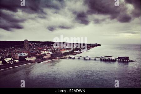 Luftbild von Cromer, Norfolk einschließlich der Pier und Kirche aus aufs Meer. Stockfoto