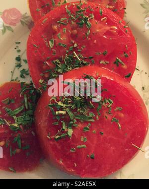 Geschnetzeltes Rindfleisch Steak Tomaten und Kräutern, close up Still Life Stockfoto