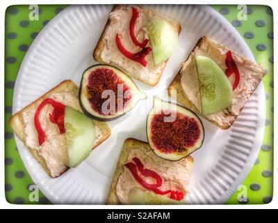 Frische Feigen, Cracker mit Lachs, Pastete, Gurke und Paprika. Stockfoto