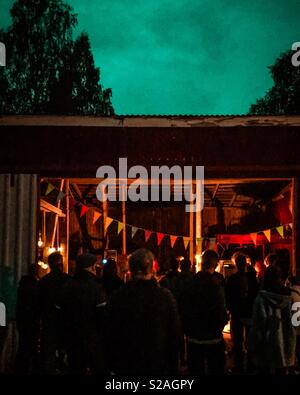 Ein Spaß Sommer Party in einer Scheune auf einem strawberry Farm in Finnland Stockfoto