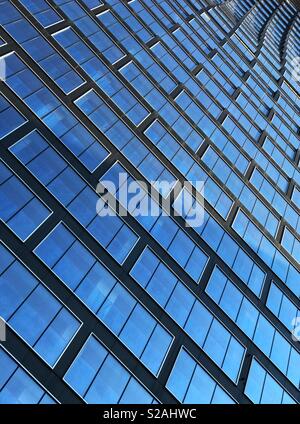 Muster von Windows, die den blauen Himmel, auf ein neues Hochhaus in der Innenstadt von Calgary, Alberta, Kanada. Stockfoto