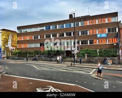 Hamilton House, ein Community Hub in Stokes Croft, Bristol, UK am Tag vor der Bundestagswahl 2017 Stockfoto