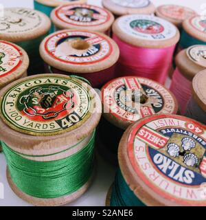 Vintage Holz- Baumwolle spulen Spulenkörper mit Etiketten. Stockfoto