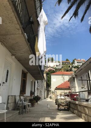 Eine der Seitenstraßen der Stadt Jelsa auf der Insel Hvar. Kroatien 2018 Stockfoto