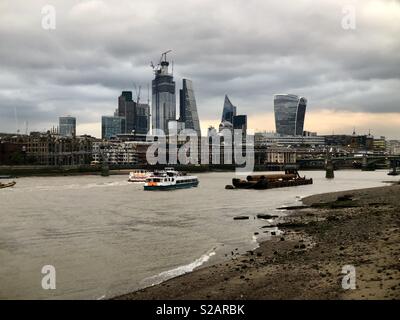 Kommerzielle Türme am Ufer der Themse in London. Stockfoto