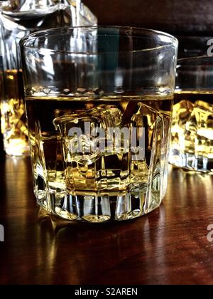 Glas Whiskey auf einem dunklen Hintergrund Stockfoto