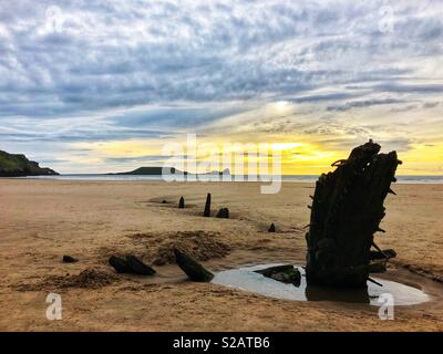 Wrack der Helvetia auf Rhossili Strand, Sonnenuntergang, September. Stockfoto