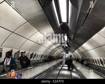 Rolltreppen hinunter gehen, an der U-Bahnstation London Bridge in England am 15. September 2018 Stockfoto