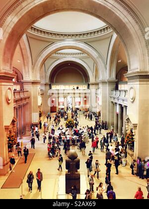 Besucher in der Grand Lobby des Metropolitan Museum der Kunst auf der Fifth Avenue, New York, USA Stockfoto