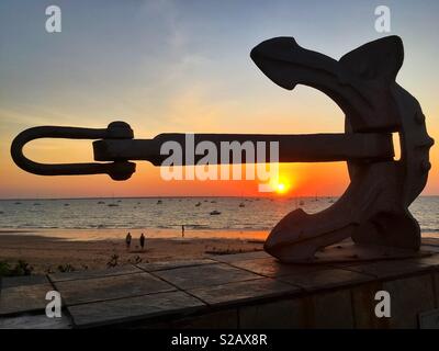 Sonnenuntergang über dem Segelclub Strand in Darwin, Northern Territory, Australien. Stockfoto