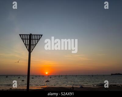 Sonnenuntergang über dem Segelclub Strand in Darwin, Northern Territory, Australien. Stockfoto