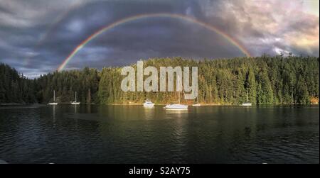 Einen doppelten Regenbogen erscheint kurz im Sommer regen Sturm in British Columbia, Kanada. Stockfoto