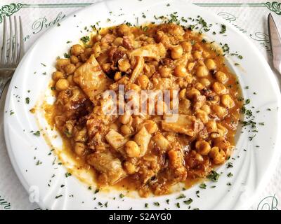 Callos mit Kichererbsen. Stockfoto