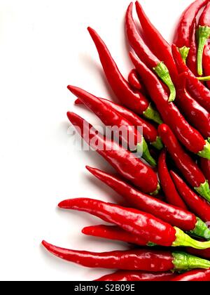 Cayenne Pfeffer auf weißem Hintergrund Stockfoto