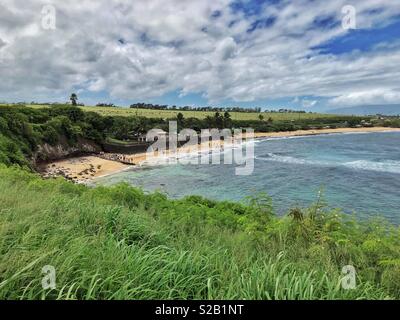 Hookipa Beach Park in der Nähe von Ple auf der Insel Maui, Hawaii. Geschleppt, Meeresschildkröten sichtbar auf der linken Seite. Stockfoto