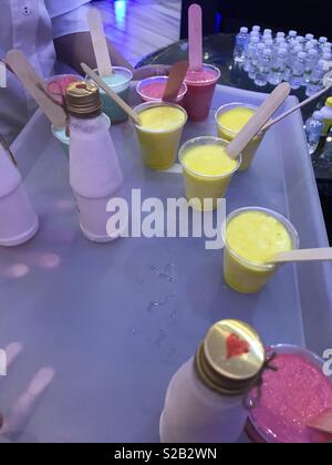 Eis in einem Stick: hausgemachtes Eis und Milchshake für Freunde Stockfoto