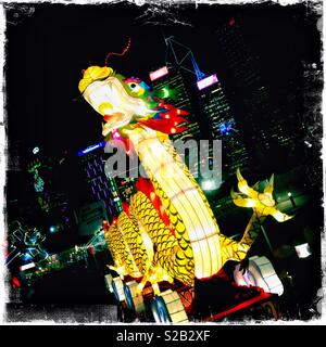 Eine große beleuchtete dragon Skulptur Feiern zum chinesischen Neujahr auf einer Kirmes im Central District von Hong Kong Island Waterfront Stockfoto