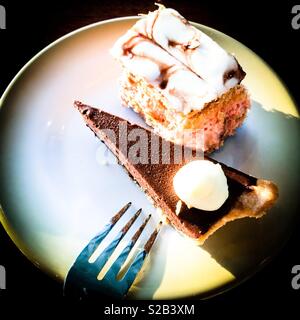 Stück Schokolade Käsekuchen und Mille feuille slice Desserts auf einer Platte Stockfoto