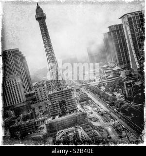 Eine Hälfte - Nachbildung des Eiffelturms im Bau am Pariser, ein Hotel, ein Casino und ein Einkaufszentrum in Cotai, Macau, China Stockfoto