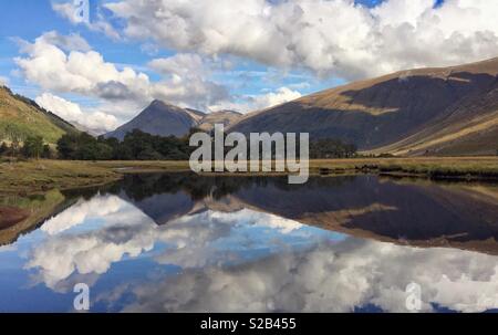 Reflexionen im Loch Etive in Schottland Stockfoto