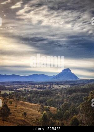 Mount Lindesay, an der Grenze zwischen New South Wales und Queensland, Australien, über gelöscht Rinder weiden Land gesehen entfernt Stockfoto