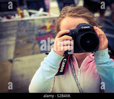 Junge 8 Jahre altes Mädchen unter Foto mit einer Canon DSLR Stockfoto