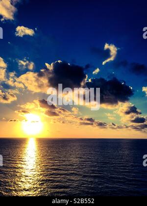 Sonnenuntergang über dem Mittelmeer im Sommer mit dunklen Wolken Stockfoto
