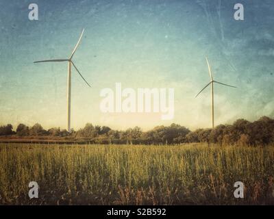 Zwei Windkraftanlagen in der grasartigen Ackerland von Ontario Kanada Stockfoto