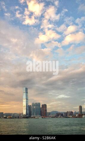 Am späten Nachmittag Himmel im glass curtain wall des ICC, Hong Kong's höchste Gebäude wider Stockfoto