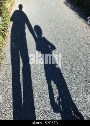 Schatten des Vaters lehre Kind Fahrrad fahren Stockfoto