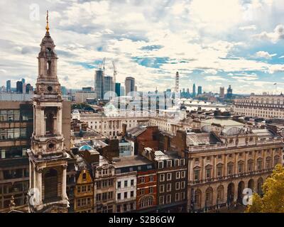 Blick auf die Skyline von Somerset House, mit die Themse, die Houses of Parliament und das London Eye, im Hintergrund, und ein rotes London Bus im Vordergrund. Stockfoto