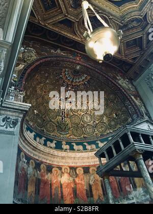 Eine aus dem 12. Jahrhundert Mosaik in der Apsis der San Clemente al Laterano Basilika in Rom, Italien Stockfoto