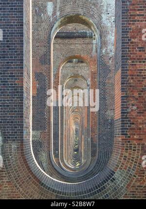 Durch die immer geringer werdenden Bögen der Balcombe Viadukt in West Sussex Stockfoto