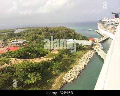 Carnival Cruise Schiff angedockt am Hafen in Mahagoni Bay, Honduras Stockfoto