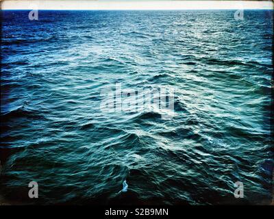 Meer überquert, den Minch, zwischen Stornoway und Ullapool in Schottland im September Stockfoto