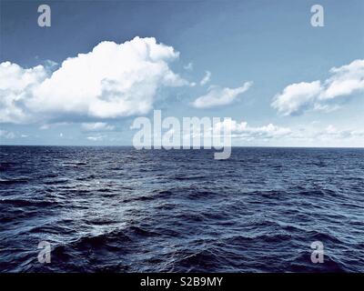 Meer überquert, den Minch, zwischen Stornoway und Ullapool in Schottland im September. Wolken, Meer, Himmel. Stockfoto