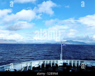 MV-Loch Seaforth kreuzt den Minch zwischen Stornoway und Ullapool in Schottland im September. Vor der Fähre, die Saltire und Ullapool Hügel Stockfoto
