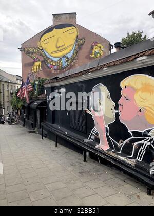 Graffiti des russischen Präsidenten Wladimir Putin und dem amerikanischen Präsidenten Donald Trump teilen eine gemeinsame in Vilnius, Litauen. Stockfoto