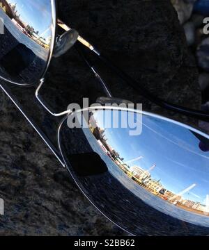 Victoria Embankment und Themse, bei Sonnenbrillen Kontaktlinsen wider Stockfoto