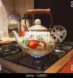 Vintage Wasserkocher auf einem Gasherd Stockfoto
