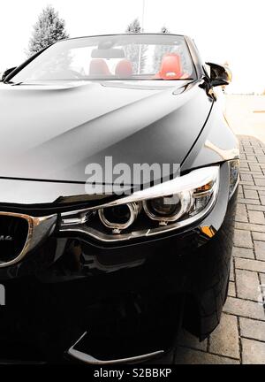 Schwarze BMW M4 Cabrio geparkt Stockfoto