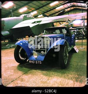 Ein 1954 MG TA Cochrane Besondere angezeigt Neben einer De Havilland Mosquito NFII Flugzeuge. Lincolnshire Aviation Heritage Centre, East Kirkby, Lincolnshire, Großbritannien. Stockfoto