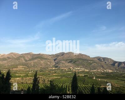 Am frühen Morgen Licht auf den Bergen in der Nähe von Tormos, Spanien fallen Stockfoto