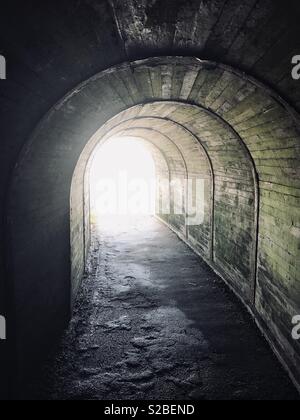 Alte Eisenbahntunnel zwischen Saundersfoot und Wiseman's Bridge auf der Pembrokeshire Coastal Path. Stockfoto