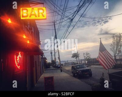 Das Äußere des Sunny Bar in Red Hook in Brooklyn in der Abenddämmerung. Stockfoto