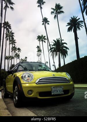 Farbenfrohe gelbe Mini Auto am Rodeo Drive, Beverly Hills, Los Angeles, Kalifornien, USA Stockfoto