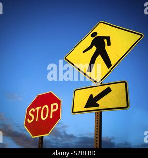 Fußgängerüberweg Spaziergang Zeichen verweist auf eine Stop-Schilder Stockfoto
